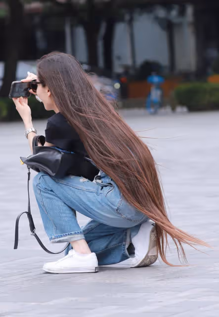 時尚街拍：走在繁華街頭，目光被一次次收割，不知不覺又無法自主