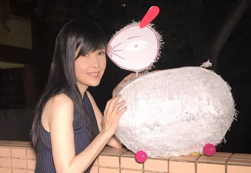 周慧敏助陣男友演唱會，穿白禮服親密牽手不避嫌，眾人捧場像主角