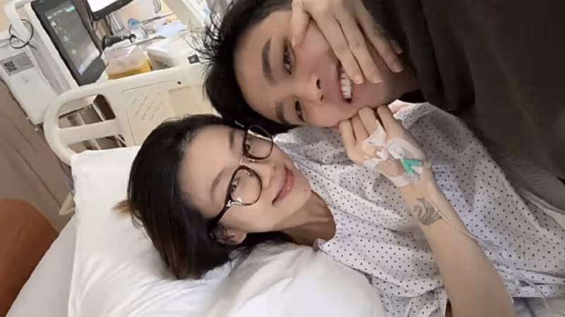 鄭愷前女友程曉玥分享生產全過程，在產房淡定分娩，摟高顏值老公慶祝