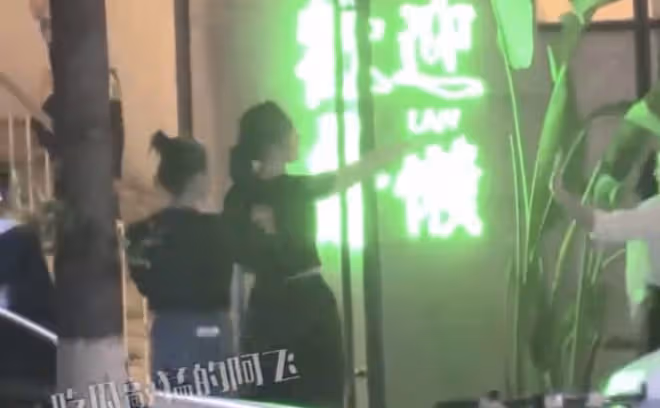 新戀情?43歲董璇和家人聚餐,手挽小鮮肉,男生顏值不輸高雲翔