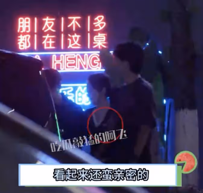 新戀情?43歲董璇和家人聚餐,手挽小鮮肉,男生顏值不輸高雲翔