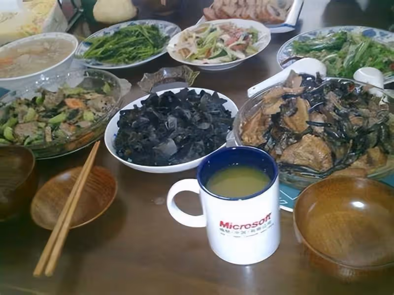 假期全家聚餐!我70歲辛苦「做了一桌菜」也沒人幫忙,吃完後「兒子一句話」我讓他們滾出去