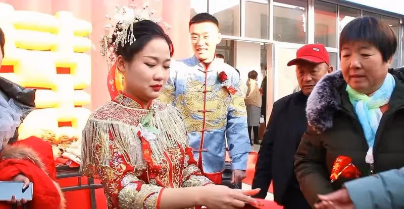 新婚當天，新娘敬茶要8萬改口費，婆婆：「你回娘家吧」最後卻以悲慘為結局
