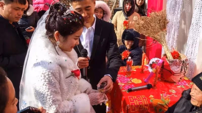 新婚當天，新娘敬茶要8萬改口費，婆婆：「你回娘家吧」最後卻以悲慘為結局
