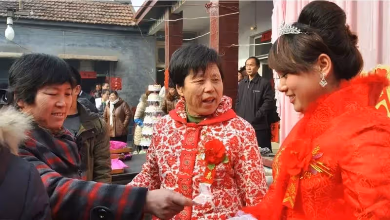 新婚當天，新娘敬茶要8萬改口費，婆婆：「你回娘家吧」最後卻以悲慘為結局