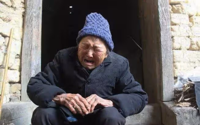 女兒托夢說想吃餃子，母親煮好端到墳前，抬頭瞥見墓碑，撒腿就跑!