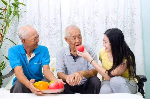 結婚才一年，兒媳就讓她父母搬進了我家的小洋樓，我怒了：都搬走