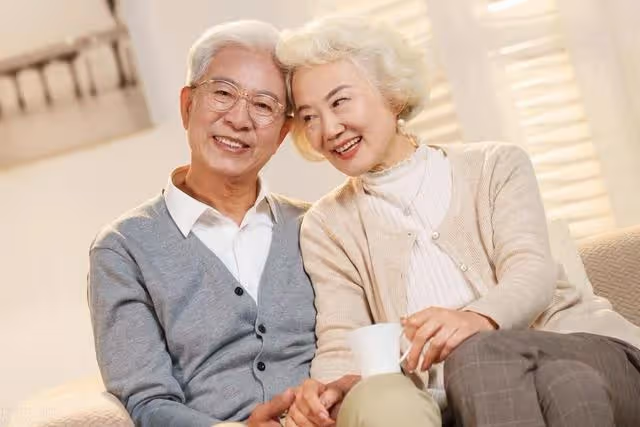 結婚才一年,兒媳就讓她父母搬進了我家的小洋樓,我怒了:都搬走