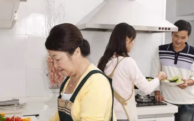 我68歲,五一假期全家聚餐我做了一桌菜,女兒一句話我讓他們滾蛋