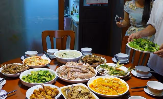 我68歲,五一假期全家聚餐我做了一桌菜,女兒一句話我讓他們滾蛋