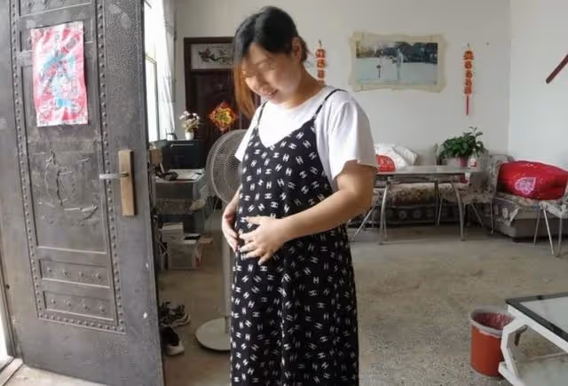 老公不作為，公公偷溜進我房間塞給我3000塊錢，我失聲痛哭