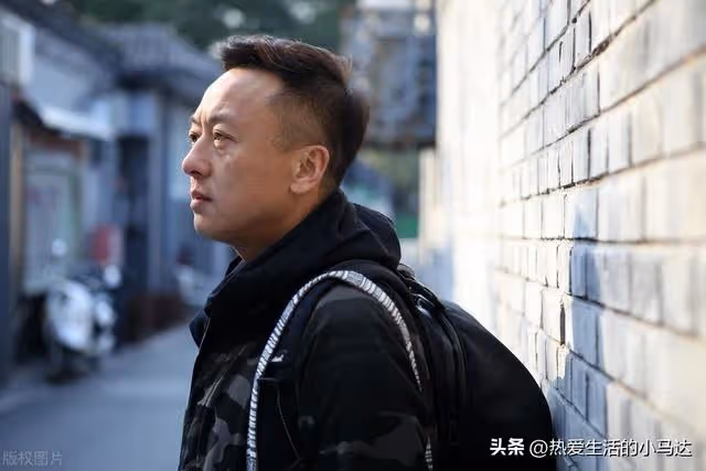接父母到城裡2個月,看到妻子跑了,滿屋廢品,才知道孝順太難了