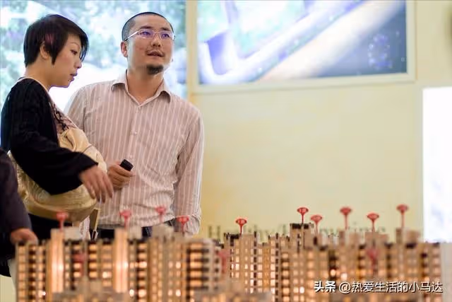 接父母到城裡2個月,看到妻子跑了,滿屋廢品,才知道孝順太難了