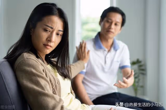 接父母到城裡2個月,看到妻子跑了,滿屋廢品,才知道孝順太難了