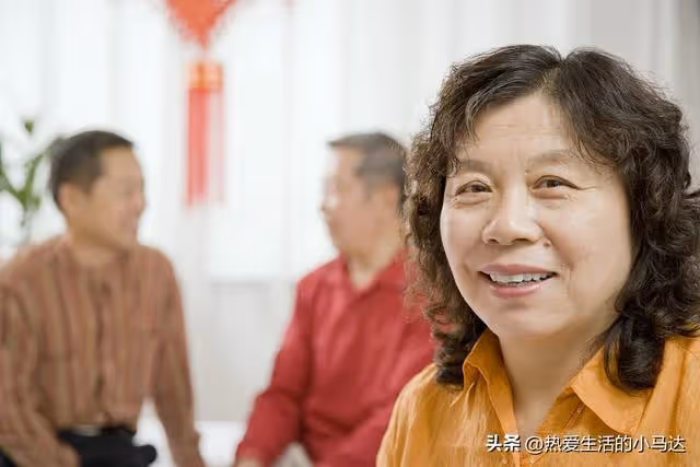 接父母到城裡2個月,看到妻子跑了,滿屋廢品,才知道孝順太難了