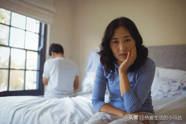 接父母到城裡2個月,看到妻子跑了,滿屋廢品,才知道孝順太難了