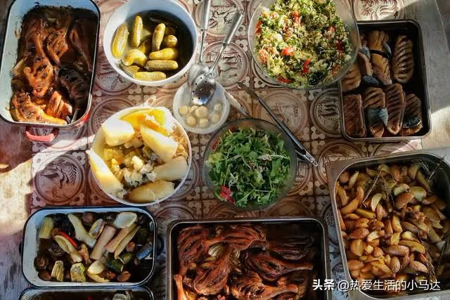 接父母到城裡2個月,看到妻子跑了,滿屋廢品,才知道孝順太難了