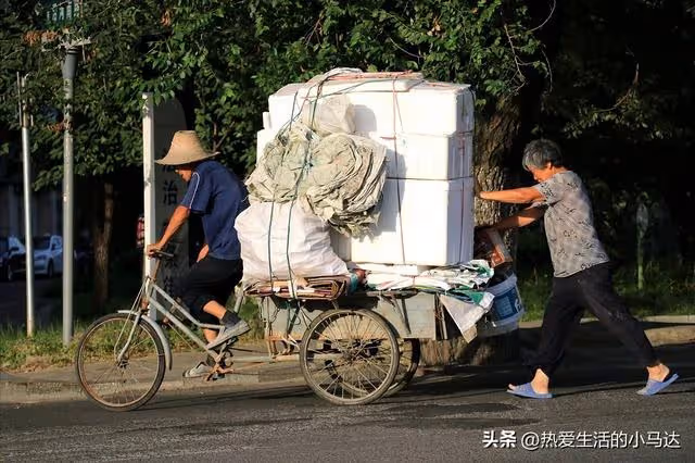 接父母到城裡2個月,看到妻子跑了,滿屋廢品,才知道孝順太難了