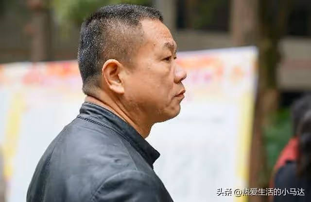 接父母到城裡2個月,看到妻子跑了,滿屋廢品,才知道孝順太難了