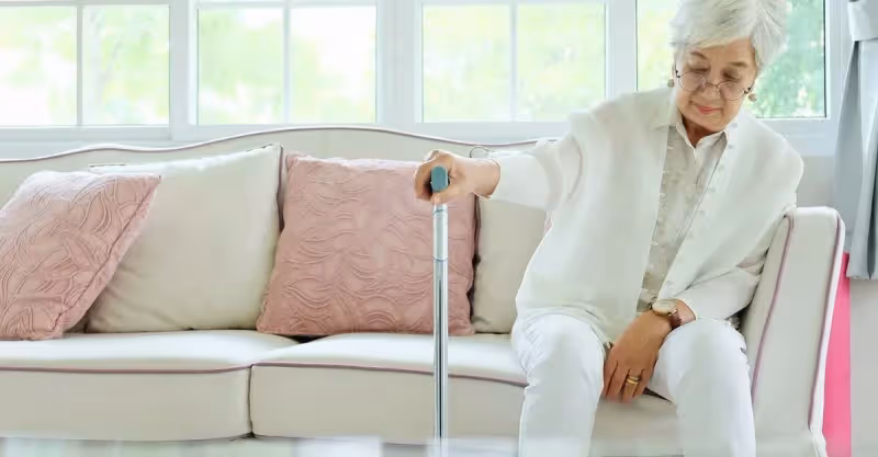 72歲老人臥床後才明白：一心存錢給自己養老，是個愚蠢的決定
