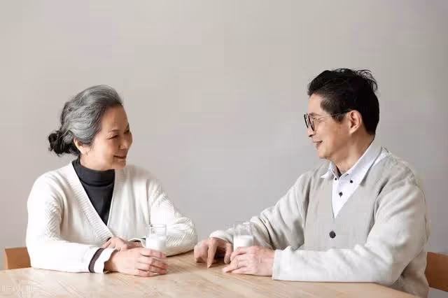 72歲老人臥床後才明白:一心存錢給自己養老,是個愚蠢的決定