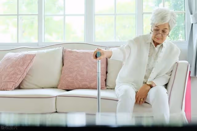 72歲老人臥床後才明白:一心存錢給自己養老,是個愚蠢的決定