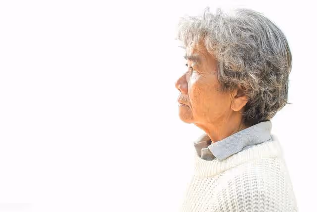 72歲老人臥床後才明白:一心存錢給自己養老,是個愚蠢的決定