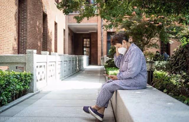 72歲老人臥床後才明白:一心存錢給自己養老,是個愚蠢的決定