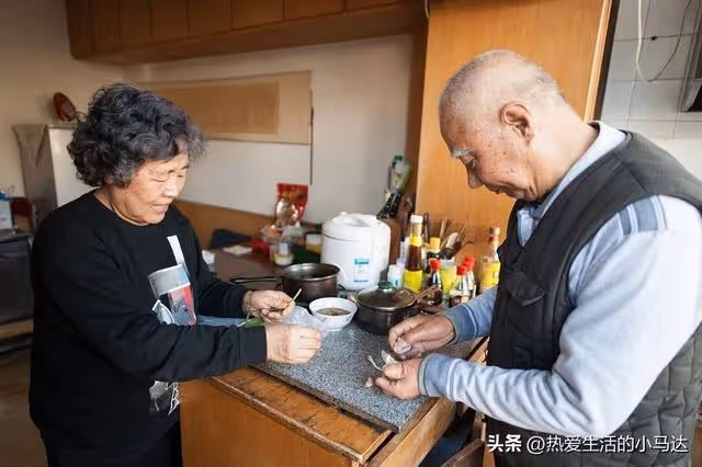 我75歲,獨自住了一次院後,讓我發現不依靠兒女的晚年生活有多爽