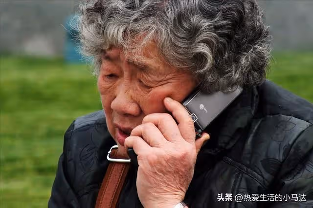 我75歲,獨自住了一次院後,讓我發現不依靠兒女的晚年生活有多爽