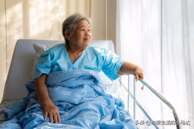 我75歲,獨自住了一次院後,讓我發現不依靠兒女的晚年生活有多爽