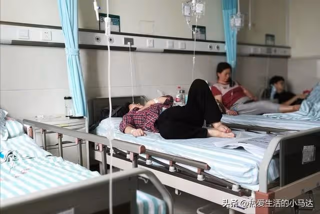 我75歲,獨自住了一次院後,讓我發現不依靠兒女的晚年生活有多爽