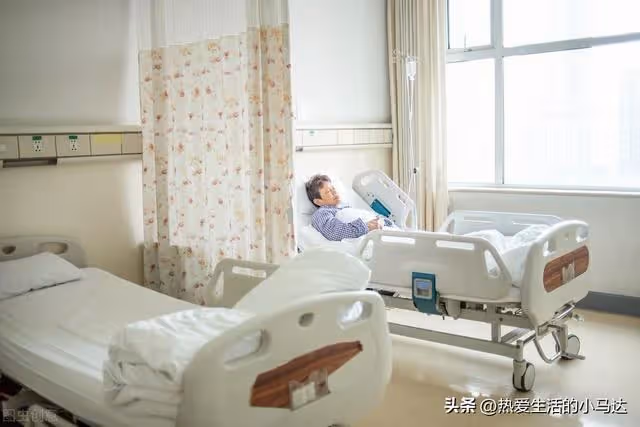 我75歲,獨自住了一次院後,讓我發現不依靠兒女的晚年生活有多爽