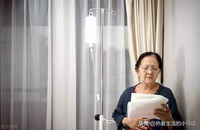我75歲,獨自住了一次院後,讓我發現不依靠兒女的晚年生活有多爽
