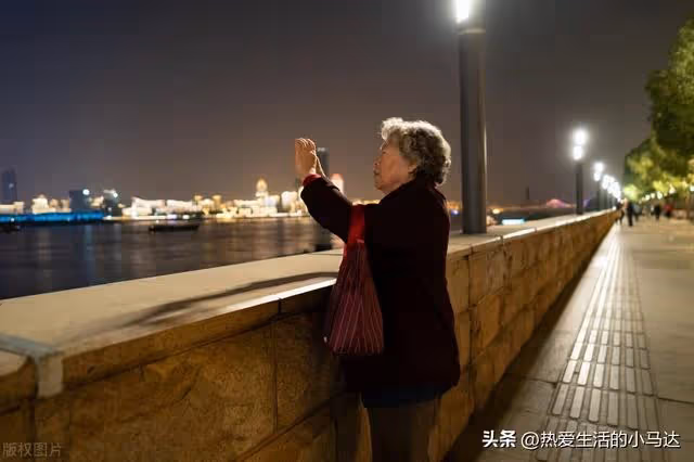 我75歲,獨自住了一次院後,讓我發現不依靠兒女的晚年生活有多爽
