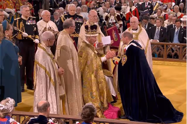 威爾斯一家才是君主制未來?威廉凱特溫情互動,夏洛特側顏像女王