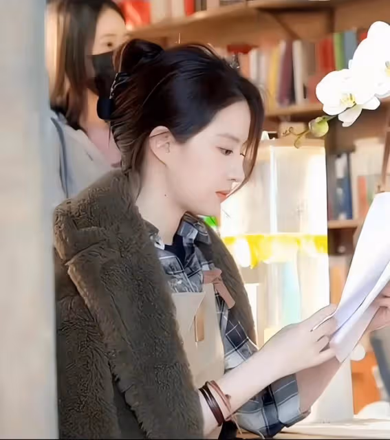 事件升級!劉亦菲曾被校園霸凌再惹爭議,韓國網友態度兩極分化