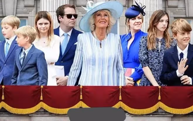 加冕禮成笑話？卡米拉「窮親戚」扎堆，前夫子孫都來蹭查爾斯熱度