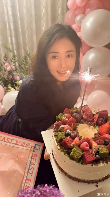 蔣欣40歲生日曝光,跟44歲劉濤比天然臉跟「打針臉」的差距太大了