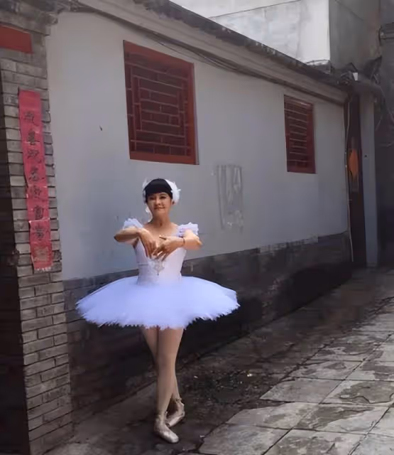 馮遠征老婆奶奶的年紀少女的身材，68歲穿芭蕾裙身段惹眼