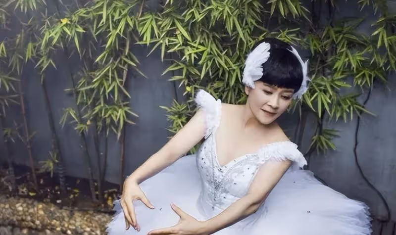 馮遠征老婆奶奶的年紀少女的身材，68歲穿芭蕾裙身段惹眼
