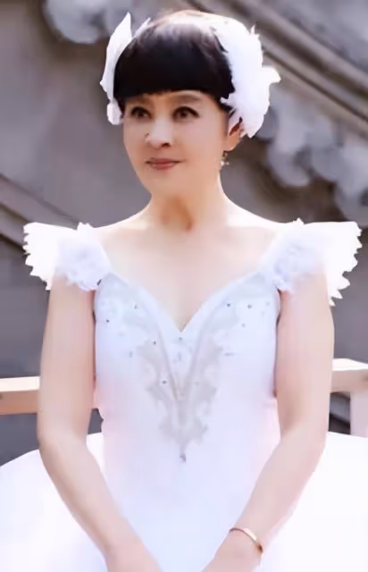 馮遠征老婆奶奶的年紀少女的身材，68歲穿芭蕾裙身段惹眼
