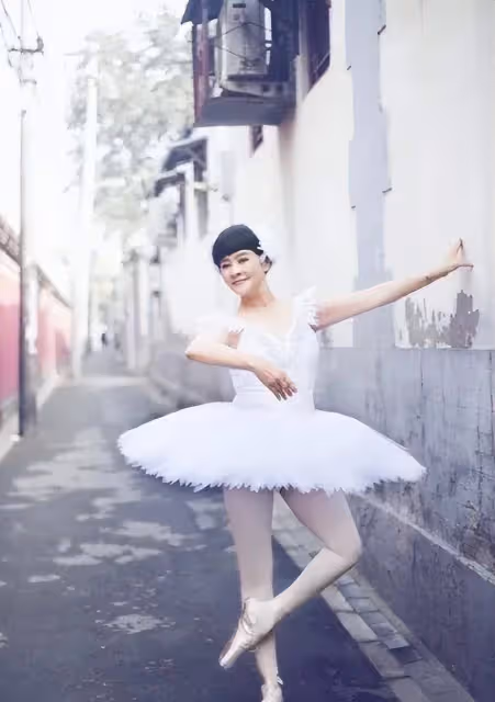 馮遠征老婆奶奶的年紀少女的身材，68歲穿芭蕾裙身段惹眼