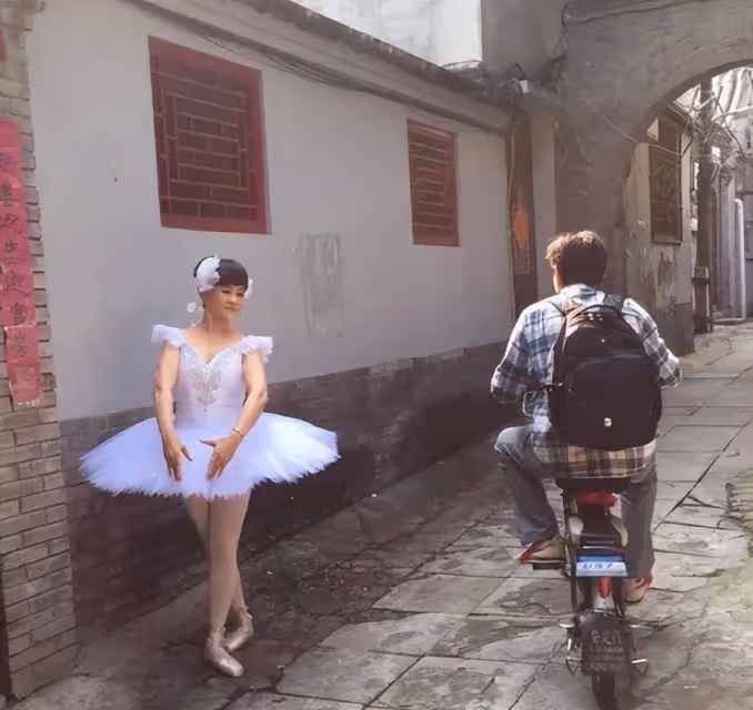 馮遠征老婆奶奶的年紀少女的身材，68歲穿芭蕾裙身段惹眼