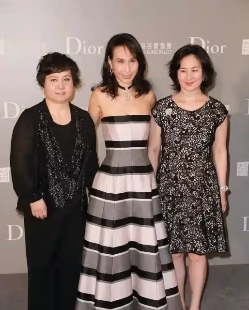 賭王何鴻燊4千金罕見同台！何超儀強凹造型，卻不如何超瓊吸睛