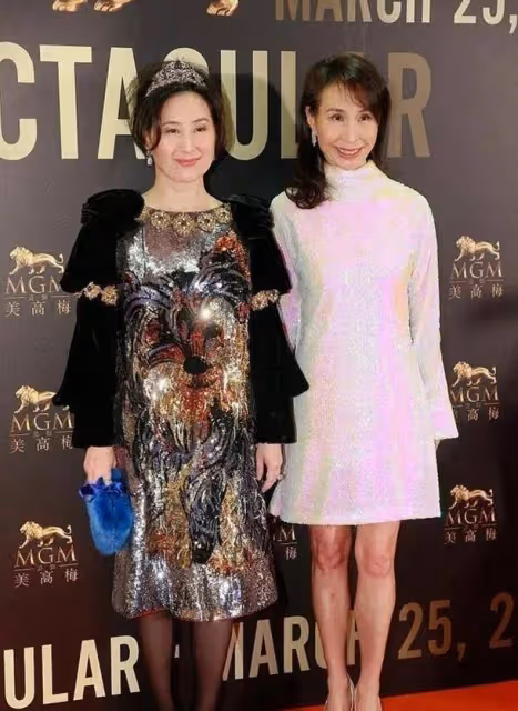 賭王何鴻燊4千金罕見同台！何超儀強凹造型，卻不如何超瓊吸睛