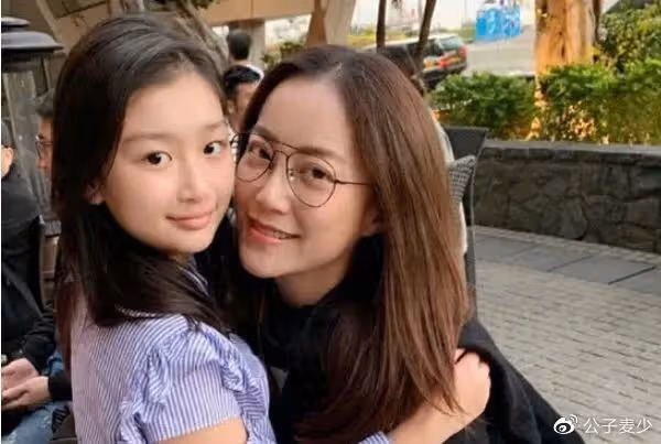 她與謝霆鋒相伴26年,未婚先孕生下女兒,網友:長得像謝霆鋒!