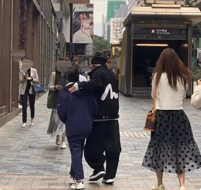 王寶強飛香港陪兒子逛街,父子同框超溫馨!女友馮清被冷落顯尷尬
