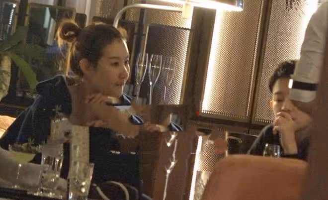 王寶強飛香港陪兒子逛街,父子同框超溫馨!女友馮清被冷落顯尷尬