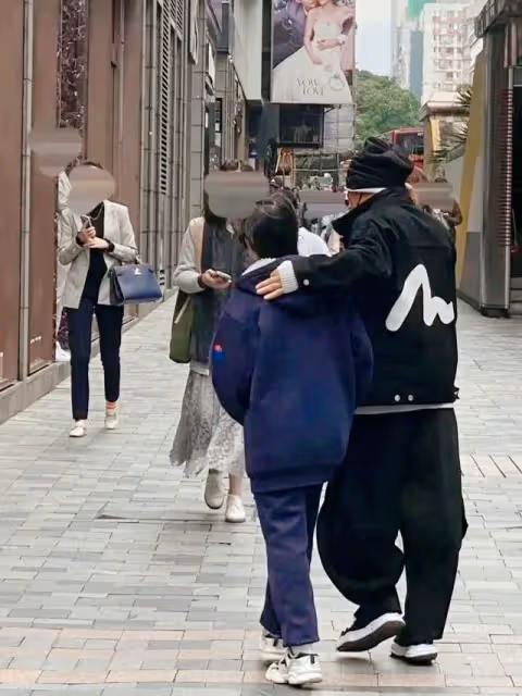 王寶強飛香港陪兒子逛街,父子同框超溫馨!女友馮清被冷落顯尷尬